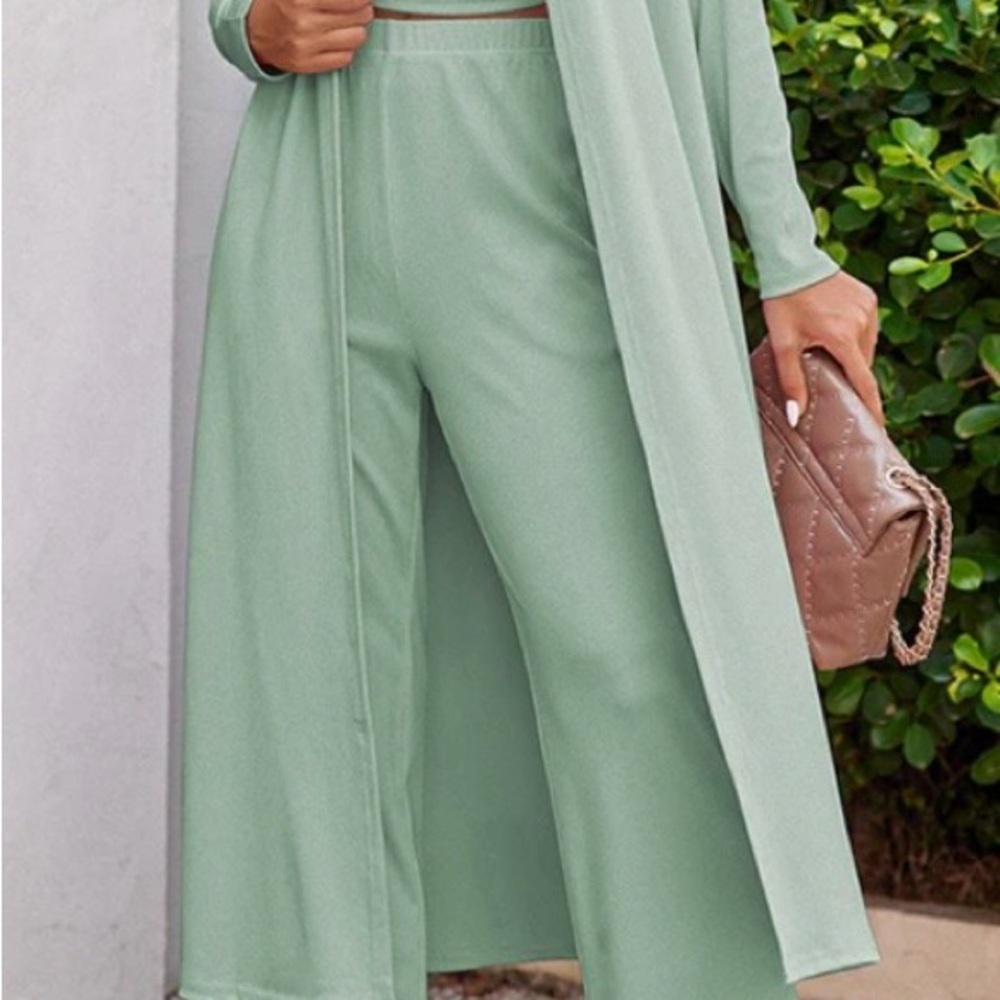 NWT Ekouaer Women's Green Jumpsuit Set - Picture 2 of 4